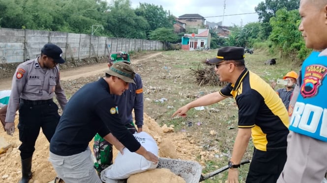 Forkompincam Kudus Kota memperbaiki tanggul sungai.