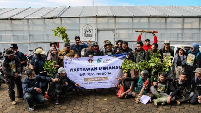 PWI Kudus dan Pegiat PEKA Muria menanam pohon