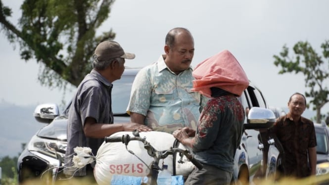 PJ Bupati Pati Sujarwanto meninjau sawah terdampak banjir