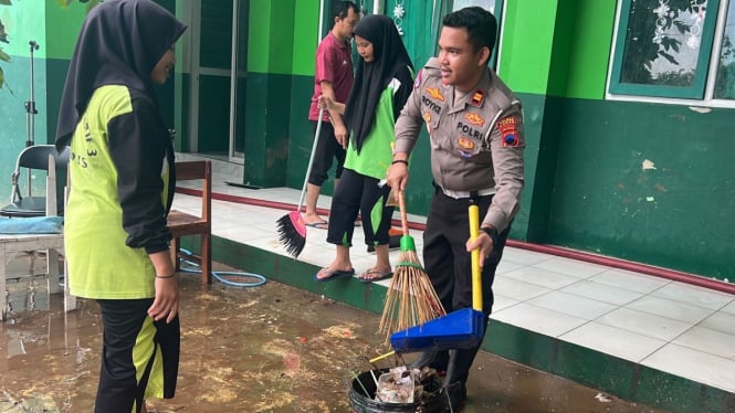 Polres Kudus membantu masyarakat terdampak bencana.