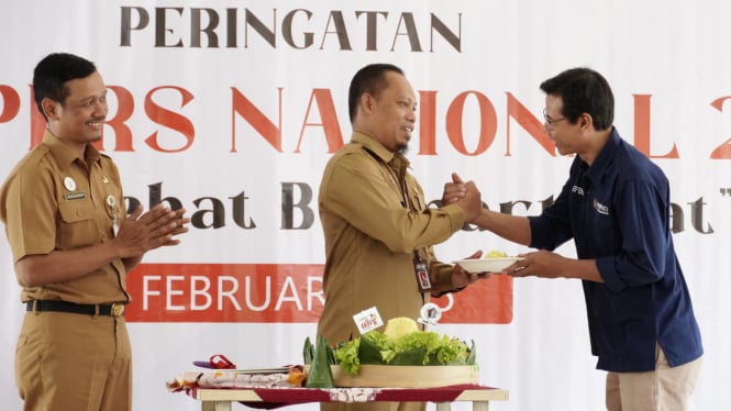 Sekda Pati Jumani serahkan tumpeng ke Ketua PWI Pati