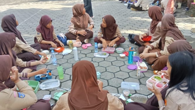 Pelajar SDN 4 Wates makan bekal bersama tiap Jumat