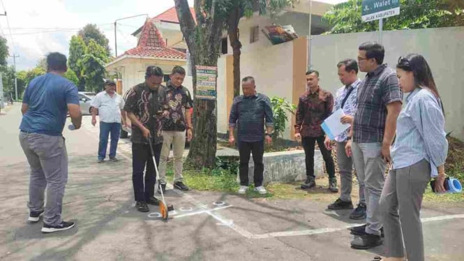 Dirut PUDAM Tirta Lawu Cek Lokasi Proyek Pipa