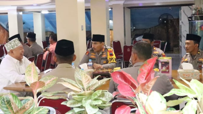 KH Abdullah Hadziq menyambut kunjungan Kapolres Jepara.