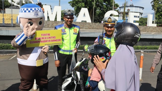 Sosialisasi displin lalu lintas di kawasan Alun-Alun Kota Magelang