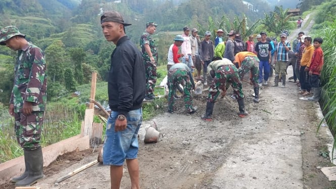 Rusaknya jalan Pegunungan Merapi Merbabu disasar TMMD Kodim Magelang