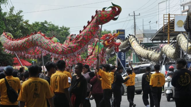 Parade budaya Barongsai dan Liang Liong meramaikan Cap Go Meh.