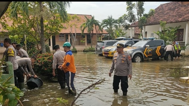 Polres Kudus membantu bersihkan sekolah usai direndam banjir.