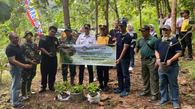 Gerakan Rabu Menanam selamatkan kawasan hutan Kendeng Utara.