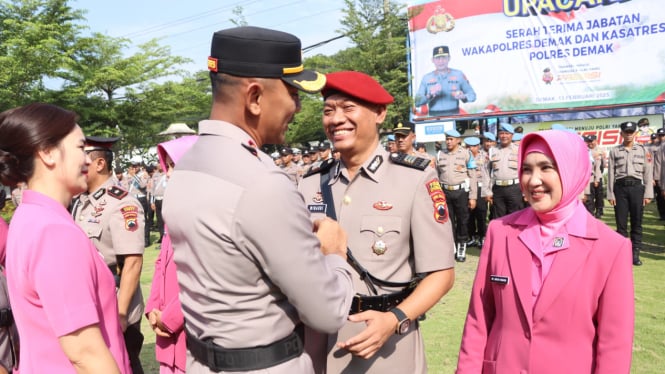 Kapolres Demak memberikan ucapan selamat pada AKP Winardi