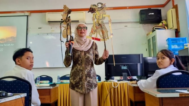 Dr Ratih Herningtyas membawa wayang Gatotkaca dan Kresna