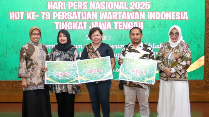 Asisten Sekda Jateng Ema Rachmawati foto bersama jurnalis