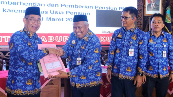 Penjabat Bupati Kudus serahkan SK pensiun ASN