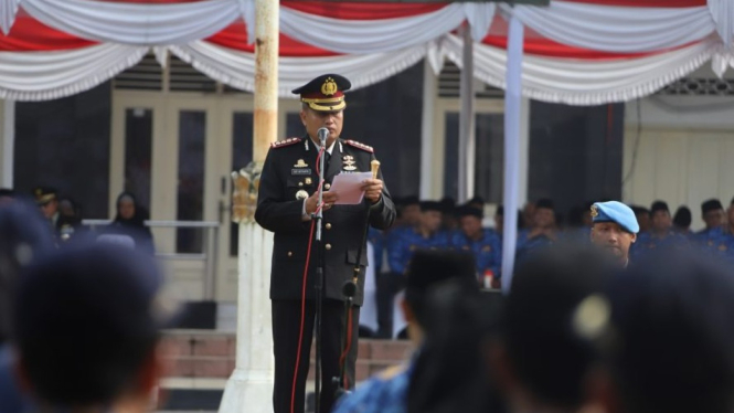 Kapolresta Sleman membacakan amanat Bupati Sleman saat upacara.