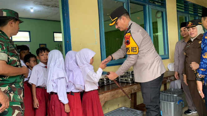 Kapolres Jepara memberikan kotak MBG kepada siswa SDN Ngabul