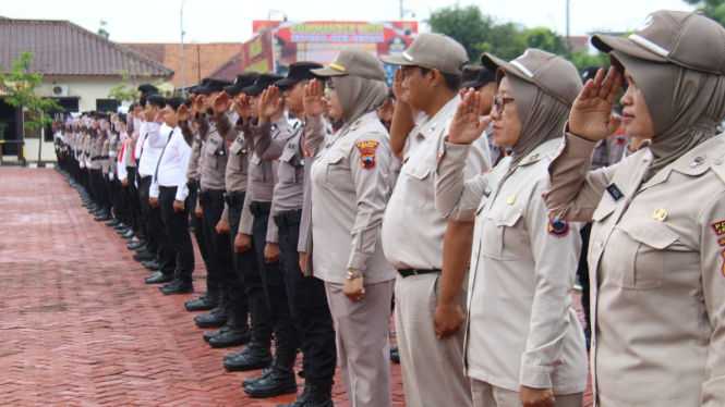 Pejabat utama, ASN, personel Polres dan Polsek hadiri upacara