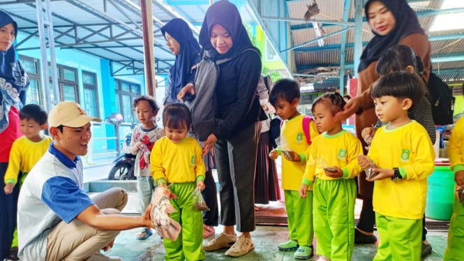 Siswa KB Muslimat diajak di Taman Ikan Bojong Magelang