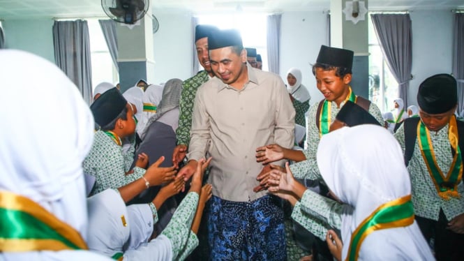 Taj yasin memberikan tali asih kepada anak penghafal Al Quran