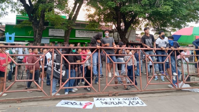 Supporter kecewa berat Persipa kandas di Liga 2 Indonesia