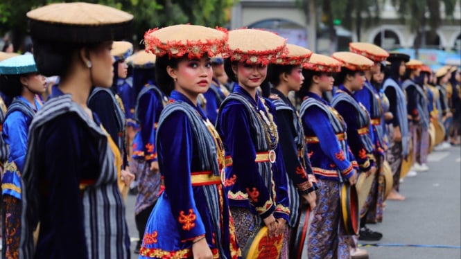 Pakaian Kudusan dan pakaian adat Kudus seragam pegawai ASN Kudus.