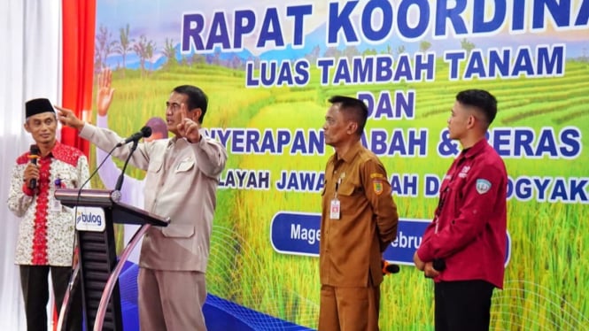 Menteri Pertanian saat kunjungan di Gudang Bulog Kabupaten Magelang.