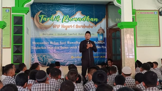 Saeful Bahri berikan ceramah siswa dan guru SMPN 1 Borobudur