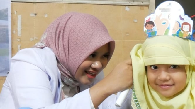 Dokter RS Sarkies Aisyiyah Kudus memeriksa telinga siswa