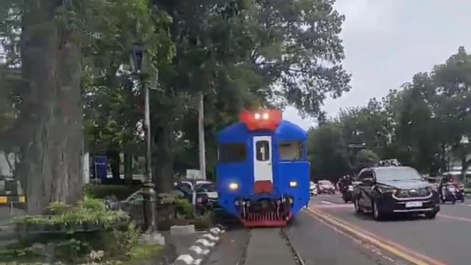 Kereta Api tengah melintas tengah Kota Solo