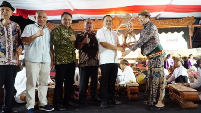 Bupati Sudewo dan Wabup Risma hadiri pagelaran wayang kulit.