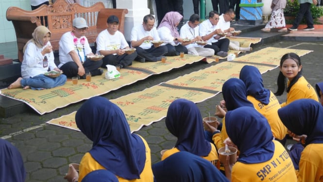 Mendikdasmen Abdul Muti berbincang dengan siswa SMP Turi