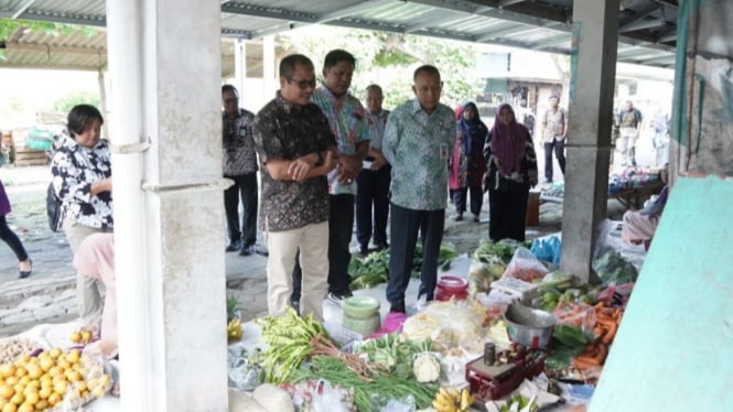 Sekda Bantul Agus Budiraharja memantau Pasar Pijenan Pandak