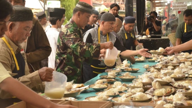 Sajian takjil di atas piring di Kampung Ramadan Jogokariyan