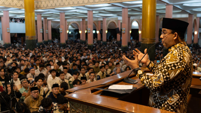 Anies Baswedan saat mengisi ceramah di Masjid Kampus UGM