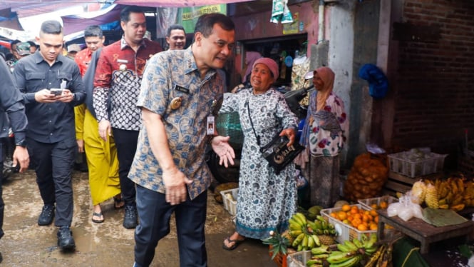 Ahmad Lutfi dan Witiarso memantau harga di Pasar Pecangaan Jepara.