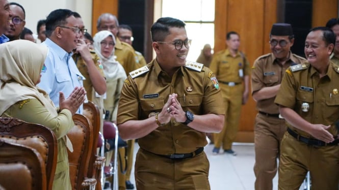 Wali Kota Magelang Damar Prasetyono menyalami pejabat OPD.