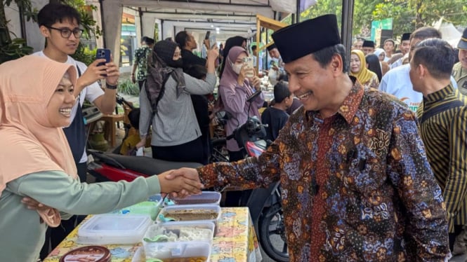 Bupati Rembang, Harno saat berkunjung di Festival Ramadan