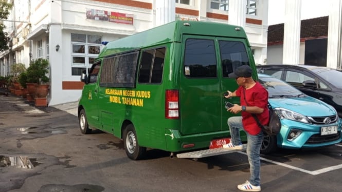 Mobil penjemputan tersangka dan tahanan Kejari Kudus