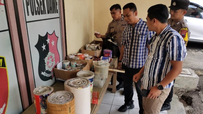 Puluhan petasan berbagai ukuran disita Polsek Dawe Polres Kudus