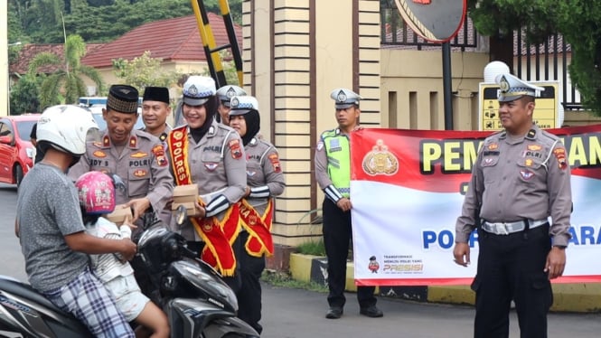 Polres Jepara membagikan ratusan takjil bagi pengguna jalan