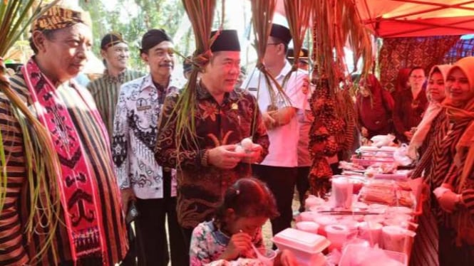 Ketua DPRD Jepara Agus Sutisna dan PGRI di festival kuliner