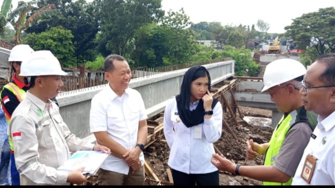 Bupati Samani dan Wabup Bellinda tinjau proyek jembatan