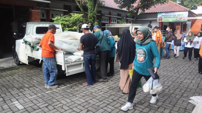 Masyarakat antusias membeli beras di pasar murah Kudus.