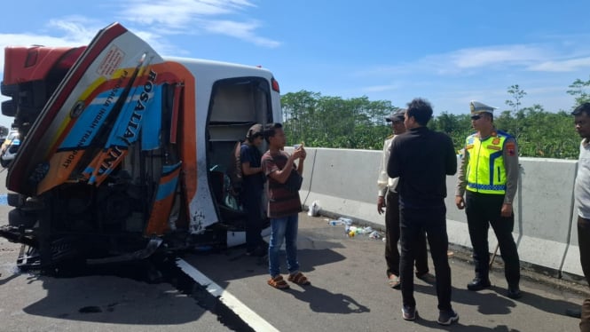 Bus Rosalia Indah Kecelakaan lagi di Tol Batang