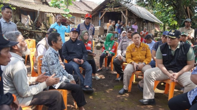 Wabup Hajar ngobrol bersama warga terdampak bencana