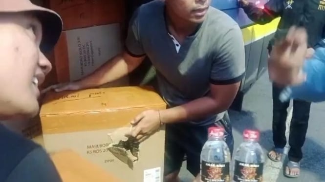 Satpolairud menyita botol arak dari kapal di Ketapang Banyuwangi