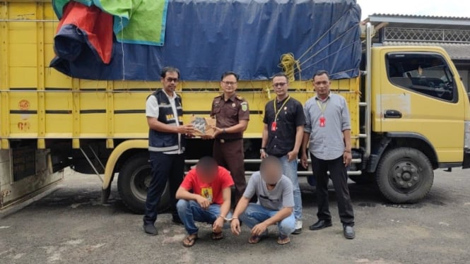 Kejari Tegal terima dua tersangka distributor rokok ilegal