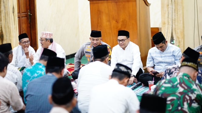 Wabup Risma Ardhi Chandra saat tarawih bersama jajaran Forkopimda