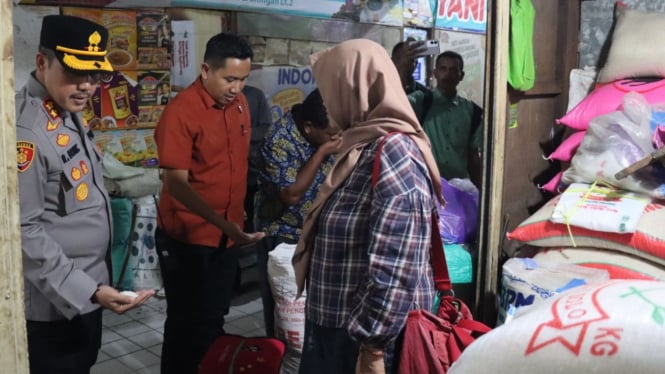 Kapolres Ronni Bonic mengecek harga bahan pokok di pasar