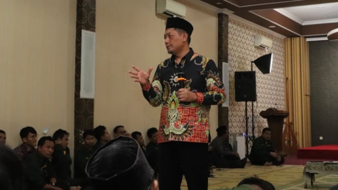 Kyai Jumari saat berikan paparan kajian Ramadan di UMKU