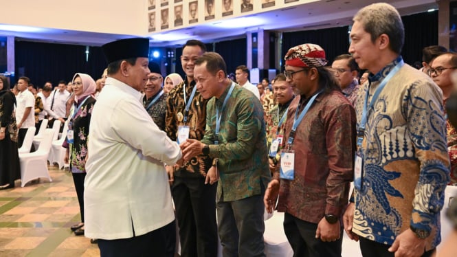 Bupati Samani dianugerahi penghargaan Presiden Prabowo.